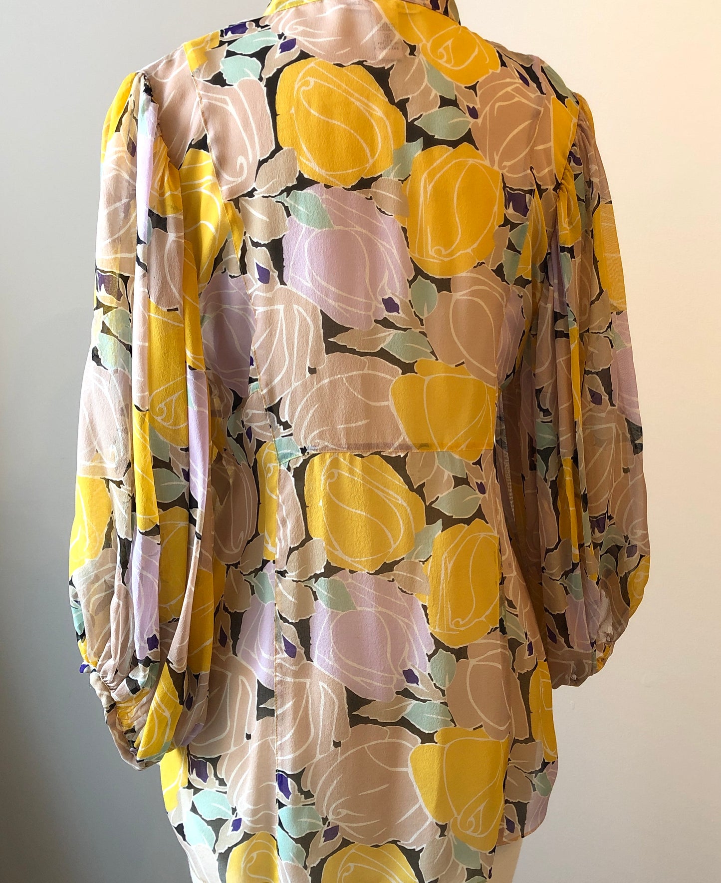 Pre-Owned Diane Von Furstenberg 100% Silk Yellow & Mauve Floral Pin-tucked Billowy Blouse, Size 6