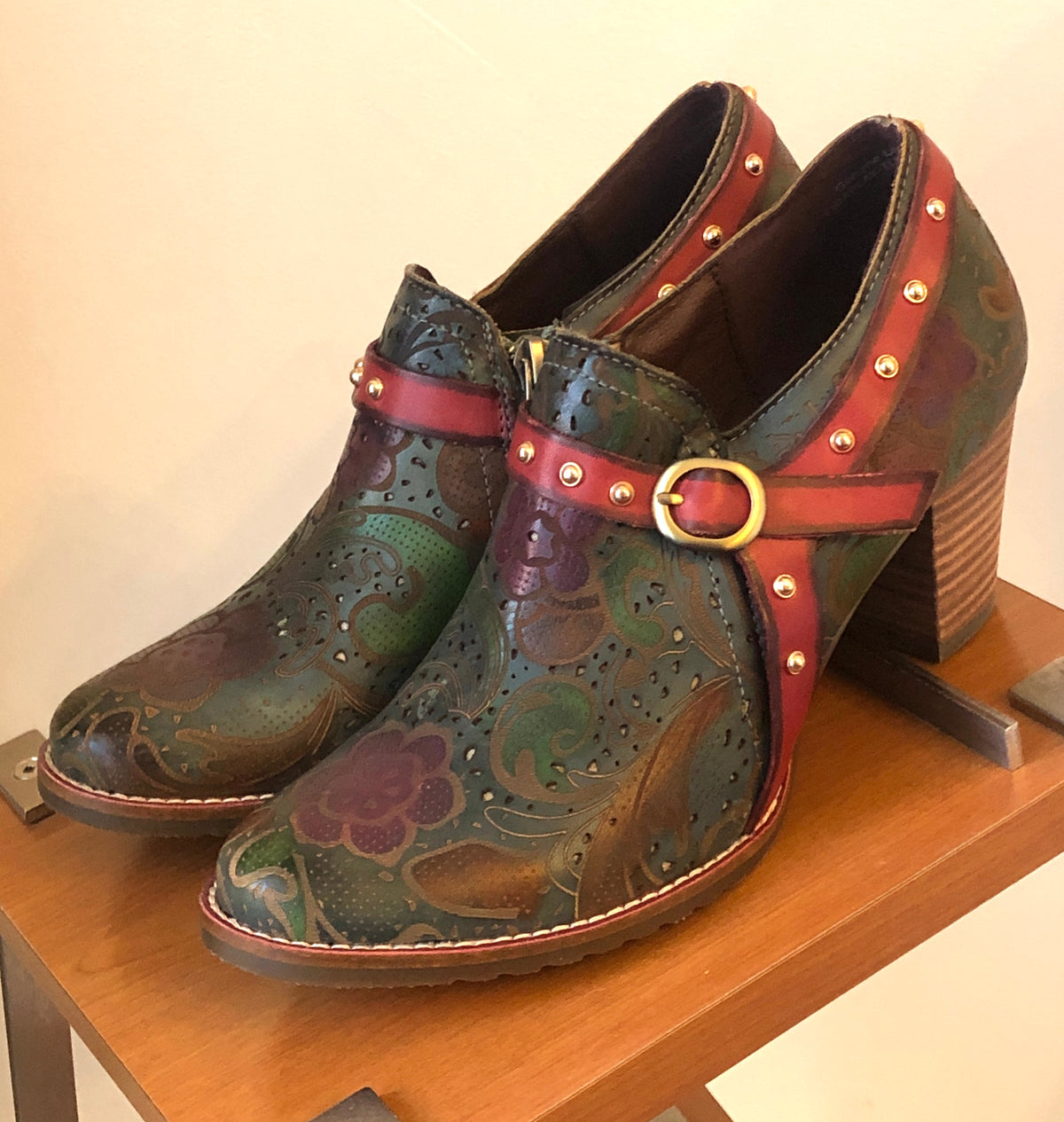 Pre-Owned L’Artiste by Spring Step Embossed Leather Kacielou Bootie, Size 39 (8.5)