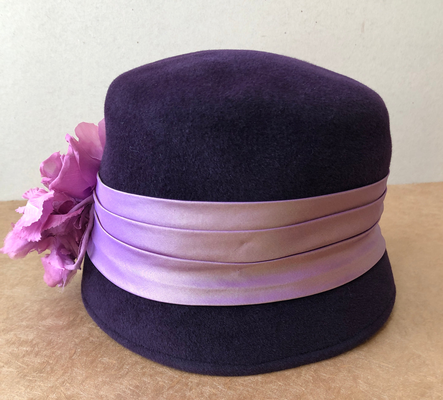 Pre-Owned NWT Orit Parente Millinery Purple Wool Felt Cloche Style Hat, Size Med-Large
