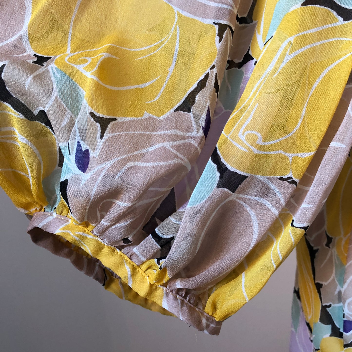 Pre-Owned Diane Von Furstenberg 100% Silk Yellow & Mauve Floral Pin-tucked Billowy Blouse, Size 6