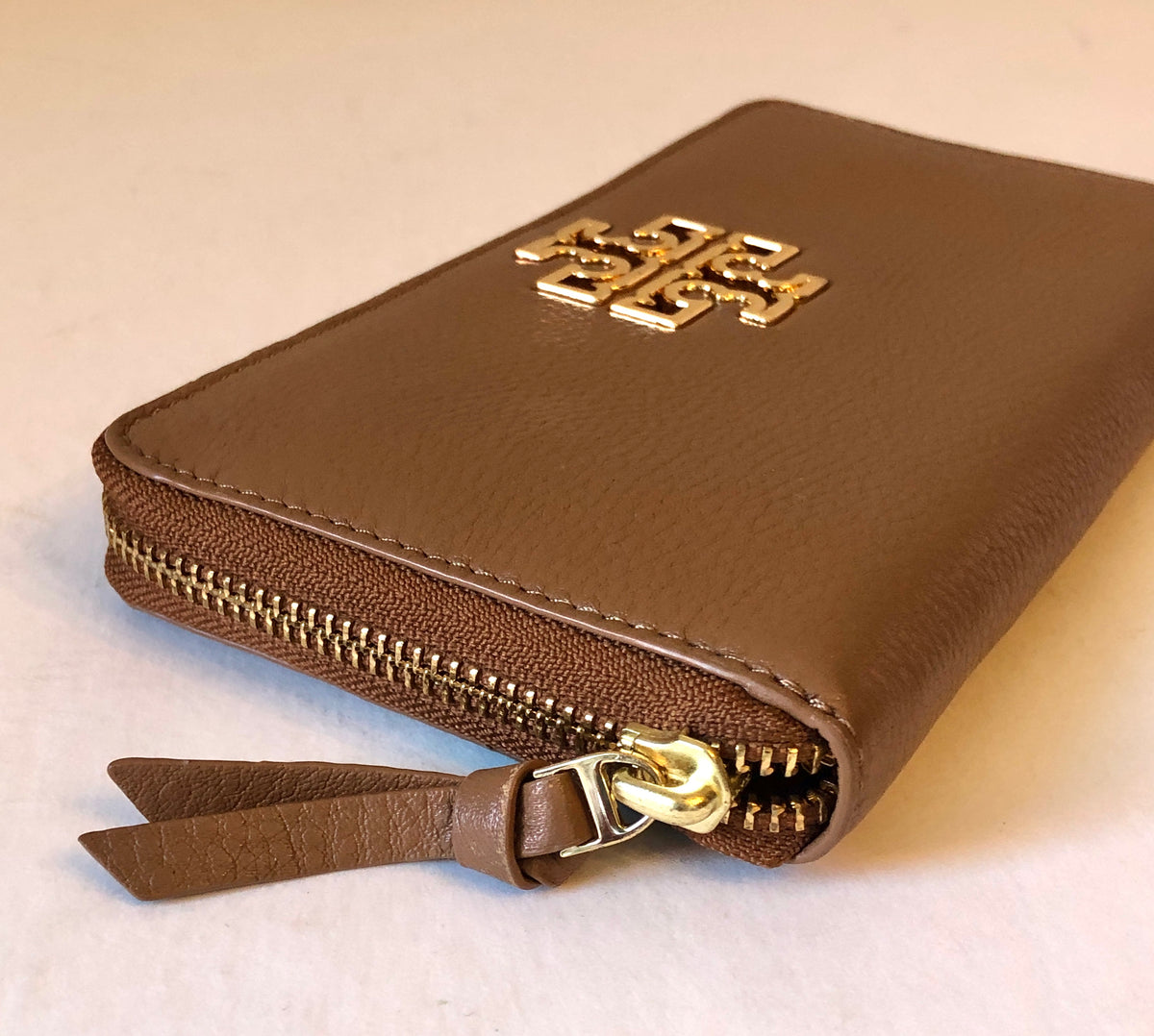 Pre-Owned Tory Burch Pebble Leather Britten Zip Wallet