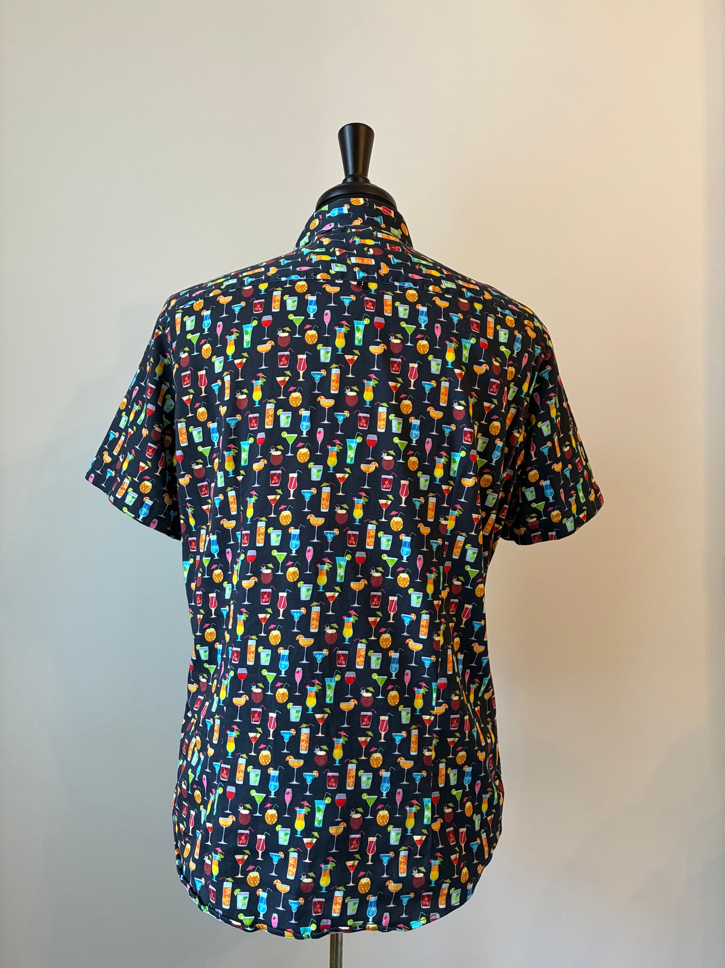 Men’s 7 Downie St. London Couture Summer Cocktail Print Short Sleeve Shirt, Size Medium