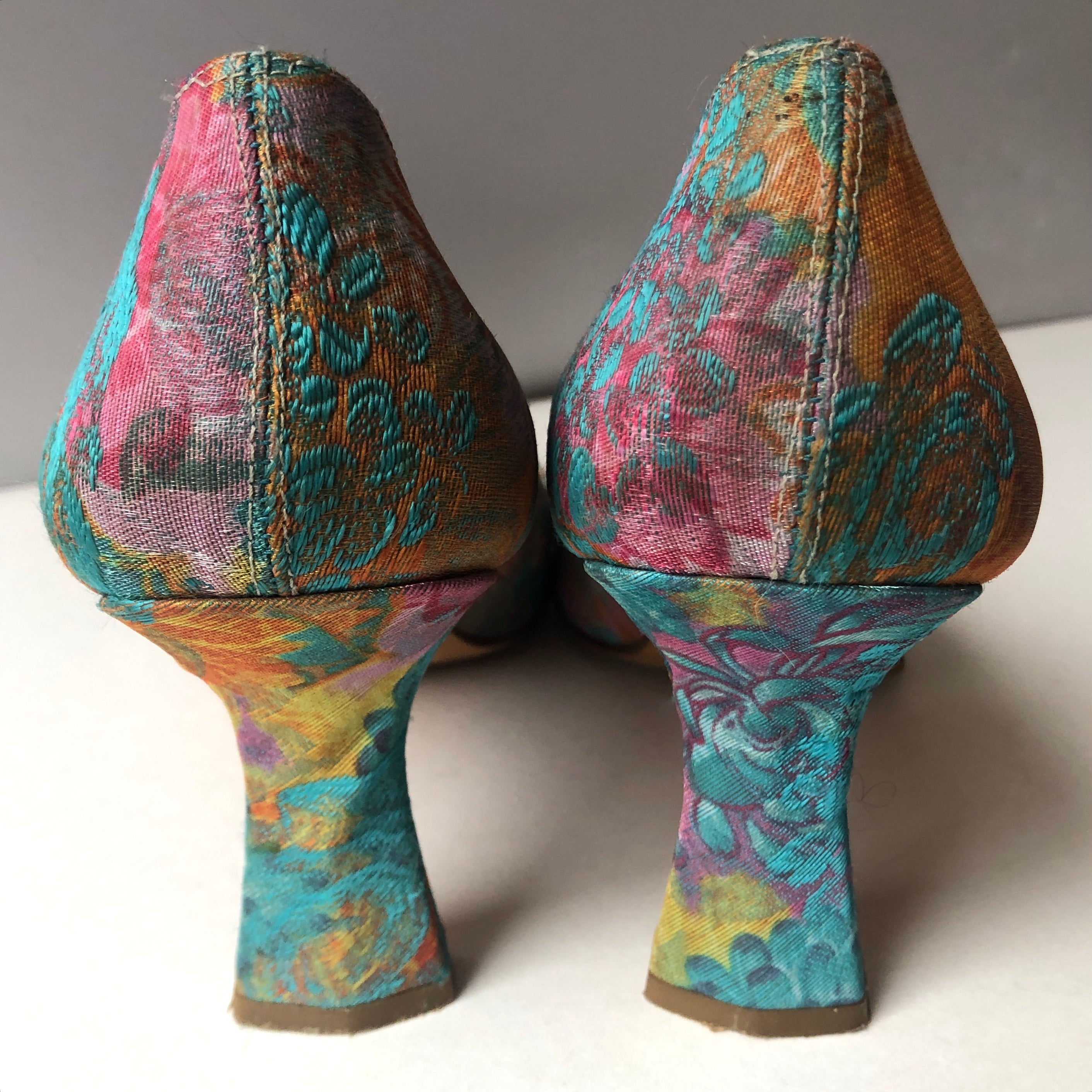 Pre-Owned Vintage Proxy Tapestry Fabric Pumps, Size 10