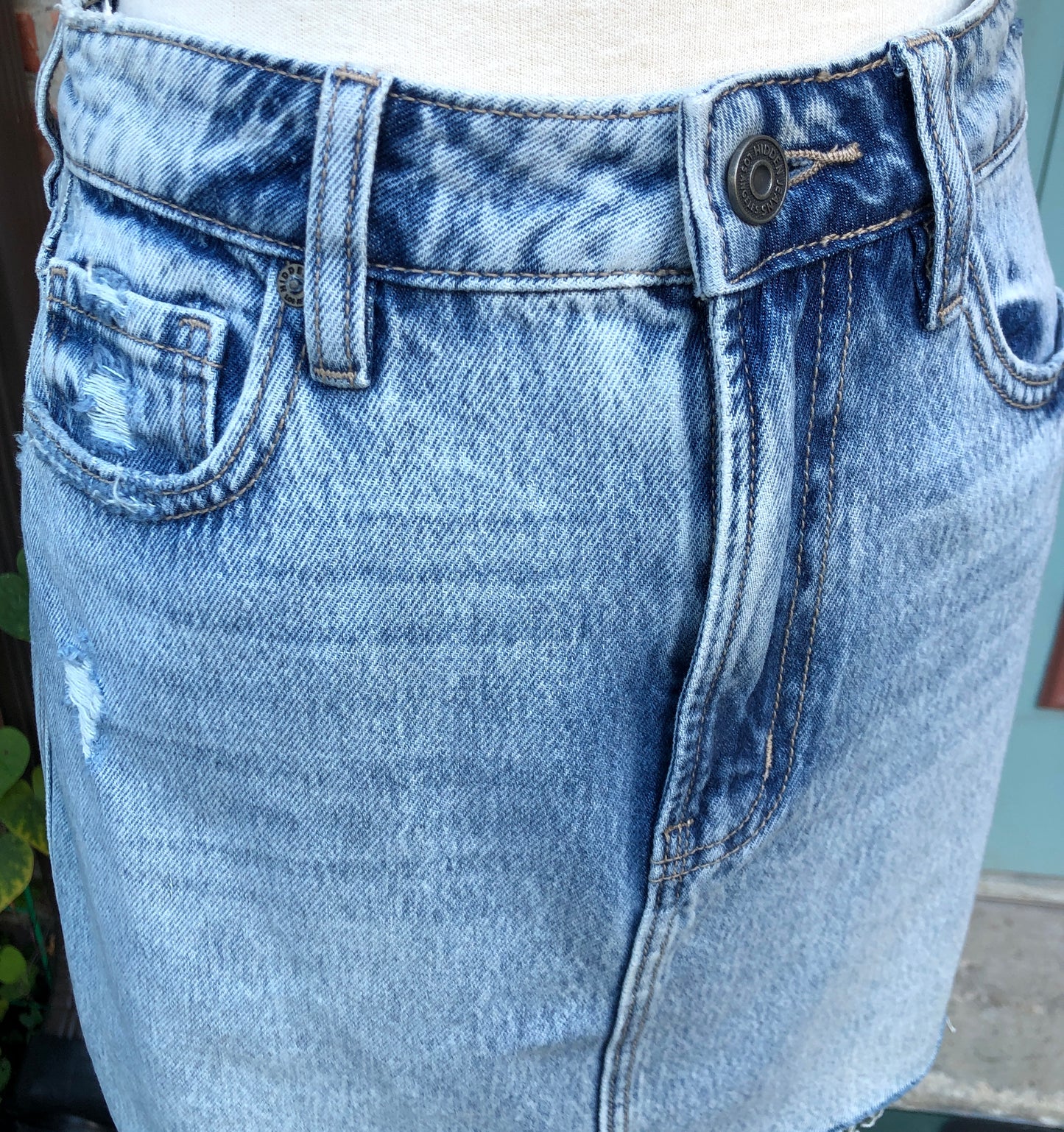 NWT Hidden Los Angeles Cut-Off Light Wash Denim Mini Skirt, Size Small
