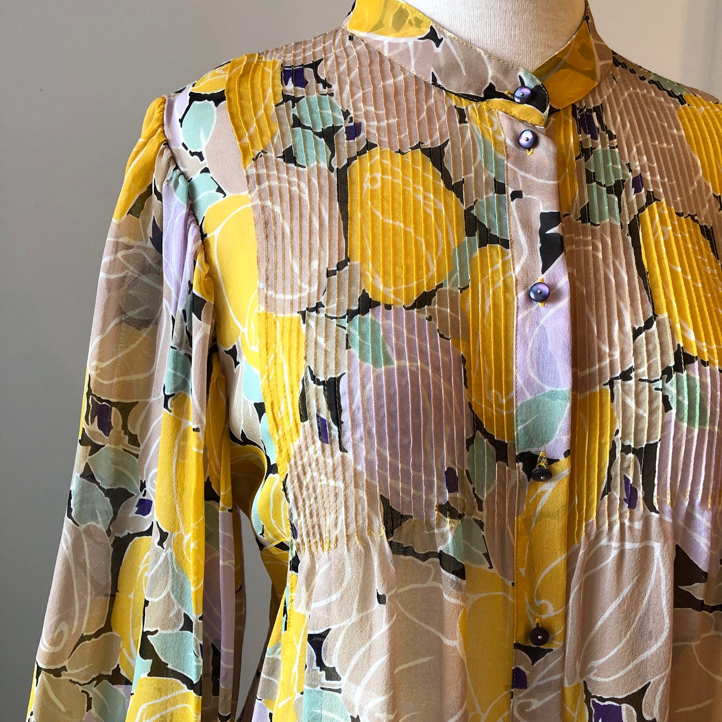 Pre-Owned Diane Von Furstenberg 100% Silk Yellow & Mauve Floral Pin-tucked Billowy Blouse, Size 6