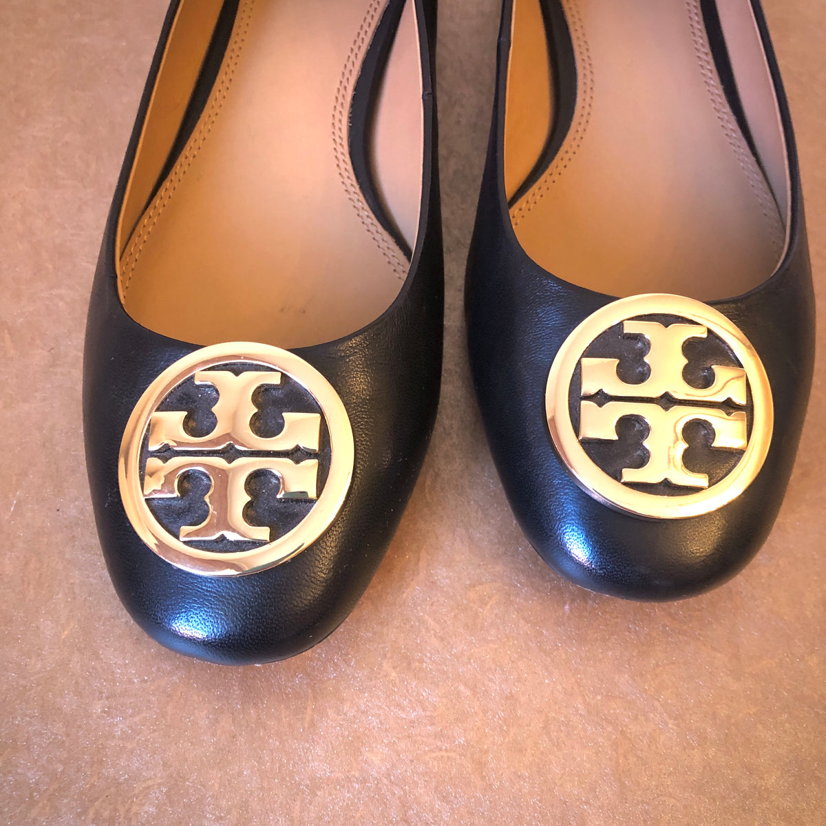 Pre-Owned Tory Burch Chelsea Leather Block Heel Pump, Size 7M